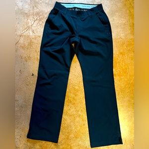 Men’s relaxed fit golf pants.